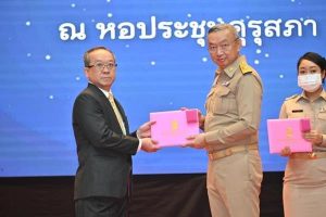 LINE_ALBUM_คณบดีรับรางวัล_240402_1